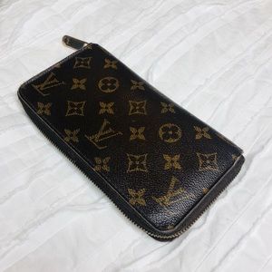 Louis Vuitton Zippy Wallet in Monogram